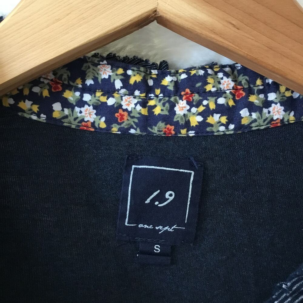 Chic Navy Blue V-Neck Top with Ruffle Detail - Picture 3 of 10